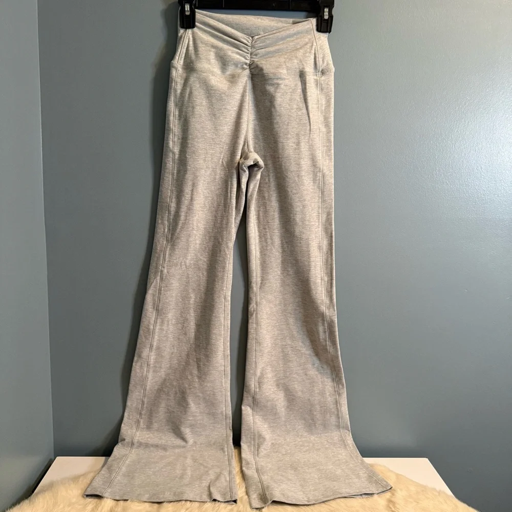 Alo Yoga Heather Gray Alosoft Intuition Long Sleeve Bra w/High Waist Leggings - Picture 3 of 16